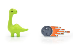 Dínó meteorittal, zöld/narancs - Kitűző