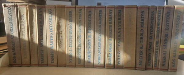 Makkai S�ndor, V�s�rhelyi Z. Emil, Kem�ny J�nos, Molter K�roly, Wass Albert, K�d�r Imre, Ny�r� J�zsef, Kar�csony Ben�, Rem�nyik S�ndor, Tam�si �ron, Kuncz Alad�r K�s K�roly - 18db Erd�lyi Sz�pm�ves C�h, K�NYVMENT� AJ�NLAT: Az orsz�g�p�t�+ Kalotaszeg+ Egyed�l+ Erd�lyi m�v�szek+ Kutyakom�dia+ Tibold M�rton+ Farkasverem+ A fekete b�r�ny+ Havasok k�nyve+ J�zusfarag� ember+ Pjotruska+ Romon vir�g+ Ragyog