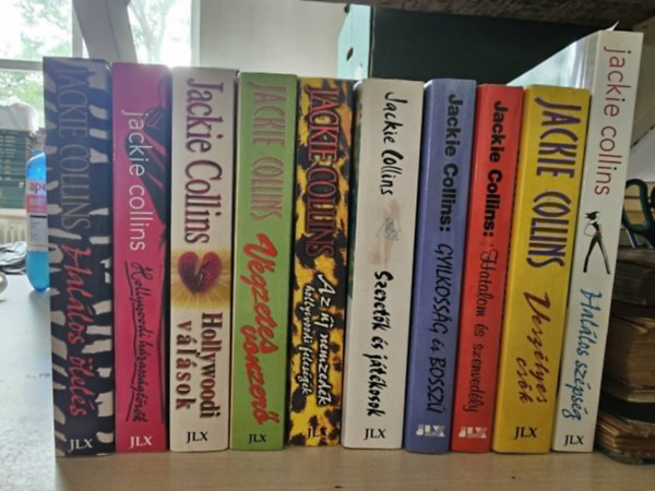Jackie Collins - 10db Jackie Collins, K�NYVMENT� AJ�NLAT: Hal�los �lel�s, Hollywoodi h�zass�gt�r�s, Hollywoodi v�l�sok, V�gzetes vonzer�, Az �j nemzed�k- Hollywoodi feles�gek, Szeret�k �s j�t�kosok, Gyilkoss�g �s bossz�, Hatalom �s szenved�l