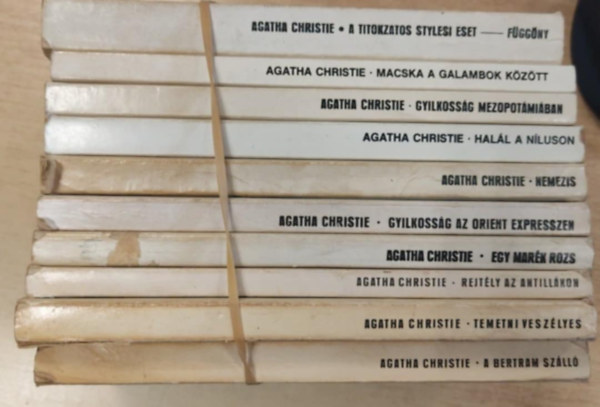 Agatha Christie csomag:A titokzatos stylesi eset - F�gg�ny + Macska a galambok k�z�tt + Gyilkoss�g Mezopot�mi�ban + Hal�l a N�luson + Nemezis + Gyilkoss�g az Orient Expresszen + Egy mar�k rozs + Rejt�ly az Antill�kon + Temetni vesz�lyes