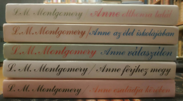 Lucy Maud Montgomery - 5 db Anne reg�ny: Anne otthonra tal�l + Anne az �let iskol�j�ban + Anne v�lasz�ton + Anne f�rjhez megy + Anne csal�dja k�r�ben