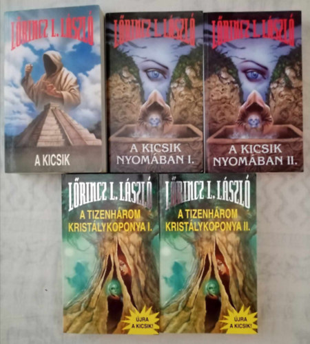 Lrincz L. Lszl  (Leslie L. Lawrence) - Lrincz L. Lszl: Kicsik Teljes Trilgia (5 ktetben) - A kicsik / A kicsik nyomban I-II. / A tizenhrom kristlykoponya I-II.