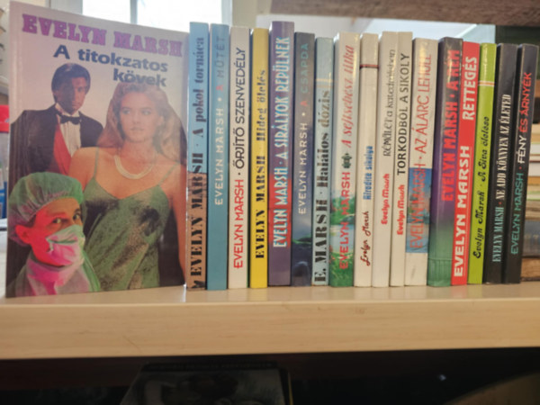 Evelyn Marsh - 18db Evelyn Marsh k�tet, K�NYVMENT� AJ�NLAT: A titokzatos k�vek+ A pokol torn�ca+ A m�t�t+ �rj�t� szenved�ly+ Hideg �lel�s+ A sir�lyok rep�lnek+ A csapda+ Hal�los d�zis+ A sejtseb�sz titka+ Afrodit� sikolya+ R�m�let a katedr�li