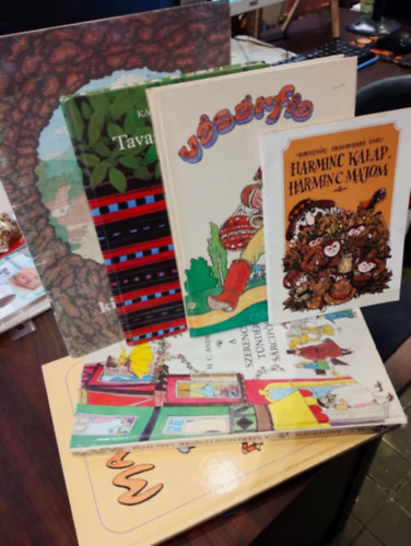 Ágai Ágnes , Kányádi Sándor, Szabó Ernő, Hans Christian Andresen, Sebők Zsigmond Kolozsvári Grandpierre Endre (szerk.) - Klasszikus mesekönyv csomag 6 darabos KÖNYVMENTŐ AJÁNLAT: Harminc kalap, harminc majom, Vásárfia, Tavaszi tarisznya, Az ördög kilencz kérdése, A szerencsetündér sárcipője, Mackó úr utazásai