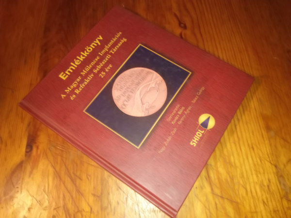 T�bb szerz� - Eml�kk�nyv A Magyar M�lencse Implant�ci�s �s Refrakt�v Seb�szeti T�rsas�g 25 �ve