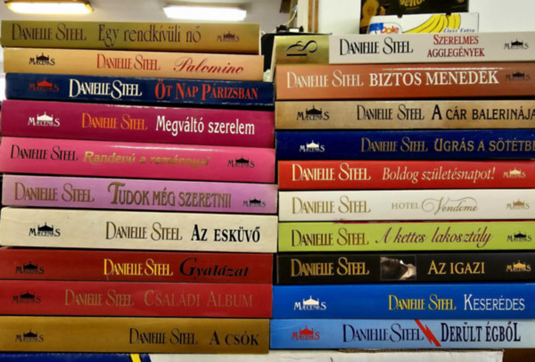 Danielle Steel - 20db Steel k�tet, K�NYVMENT� AJ�NLAT: Egy rendk�v�li n�+ Palomino+ �t nap P�rizsban+ Megv�lt� szerelem+ Randev� a rem�nnyel+ Tudok m�g szeretni+ Az esk�v�+ Gyal�zat+ Csal�di album+ A cs�k+ Szerelmes aggleg�nyek+ Biztos mened�k+ A