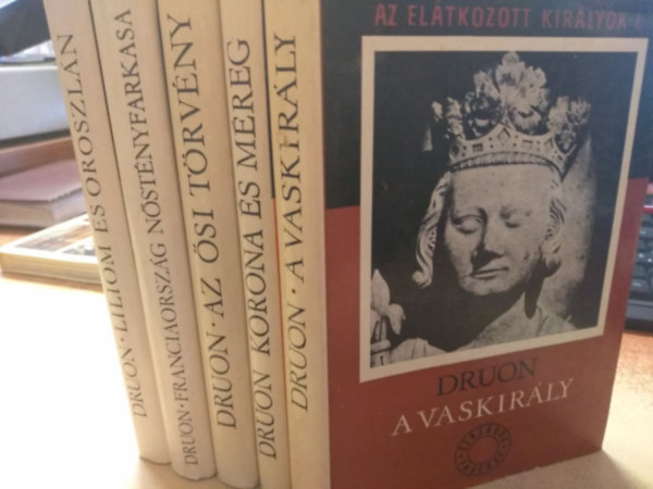 Druon - Az el�tkozott kir�lyok - Az �si t�rv�ny, Franciaorsz�g n�st�nyfarkasa, Liliom �s oroszl�n