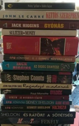Sidney Sheldon, R. Ludlum, Stephen Coonts, Paul Monette, John Ralston Saul, Jack Higgins, A.J. Quinnel, Steven Griffiths, John le Carr�, Mickey Spillane Martha Tailor - 15 db-os K�NYVMENT� AJ�NLAT, krimi: Hal�los hajsza+ Kett�s szerepben+ Gy�n�s+ Money+ Gwan Dai nev�ben+ K�nvallat�s+ Az �rd�g �rint�se+ V�r�s lovas+ Ragadoz� madarak+ �vad�k+ Az Osterman-v�kend+ �larc n�lk�l+ Hajsza+ �s r�t�r