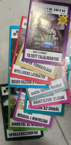 Mandics Gy�rgy, Varga Mih�ly, Hargitai K�roly, R. H. Laarss, Nemere Istv�n, S. P. Alex, Iby Duba, M�nus Mikl�s, Kriston Endre Egely Gy�rgy - 10 db Negyedik t�pus� tal�lkoz�sok f�zet: Uf�katasztr�f�k+ D�n�kt�l az uf�kig+ Merkab�val a mennyorsz�gba+ Levelek az �rb�l+ H�nyszor �l�nk+ Amulettek, talizm�nok, horoszk�pok+ Idegen b�zisok a F�ld�n+ Intelligens l�togat�k+