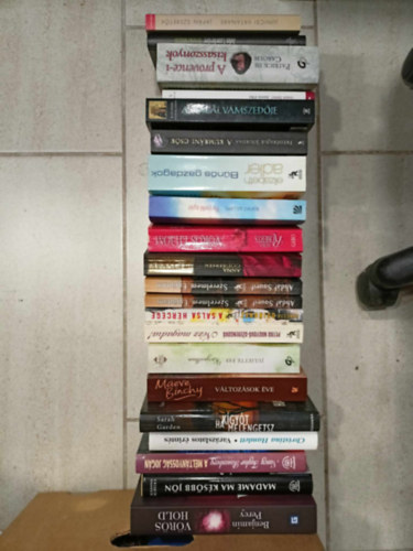 Nora Roberts, Elizabeth Adler, Patrick de Carolis, Benjamin Percy, Susanna Kubelka, Nancy Taylor Rosenberg, Christina Hamlett, Sarah Garden, Meaeve Binchy, Fr�d�rique Jourdaa, Junicsi Maeve Binchy - 20 db romantika, K�NYVMENT� AJ�NLAT : V�r�s hold+ Madame ma k�s�bb j�n+ A m�lt�nyoss�g jog�n+ Var�zslatos �rint�s+ Ha k�gy�t melengetsz +V�ltoz�sok �ve+ A kumr�ni cs�k+ Jap�n szeret�k+ A provence-i kisasszonyok+ A hal�l v�ms