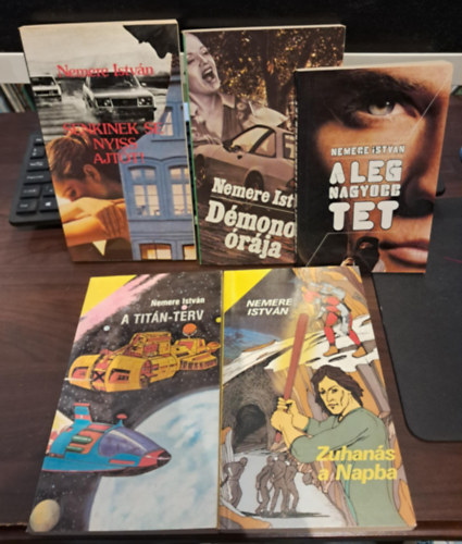 Nemere Istv�n - 5 db-os Nemere Istv�n K�NYVMENT� AJ�NLAT: Zuhan�s a Napba, D�monok �r�ja, Senkinek se nyiss ajt�t!, A tit�n-terv, A legnagyobb t�t