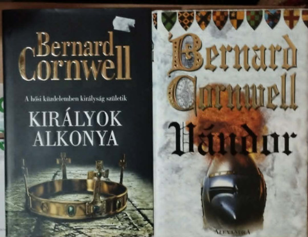 Bernard Cornwell - 2db 	Bernard Cornwell k�nyv:V�ndor+Kir�lyok alkonya - A h�si k�zdelemben kir�lys�g sz�letik