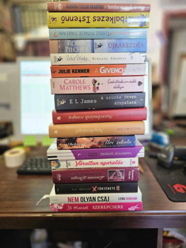 Carole Matthews, Vass Virg, Robin Pilcher, Sophie Kinsella, Barbara Taylor Bradford, A. J. Molloy, Deborah Hale, Paula McLain, E L James Jill Mansell - 17db-os romantikus knyvcsomag: Szerepcsere+ Nem olyan csaj+ X trtnete+ Lucrezia Borgia s a mrgek anyja+ Vratlan nyarals+ rkk, holnapig+ ri iskola+ Napkering+ Szerelmnk romjai+ A szrke tven rnyalata + Csokoldimd