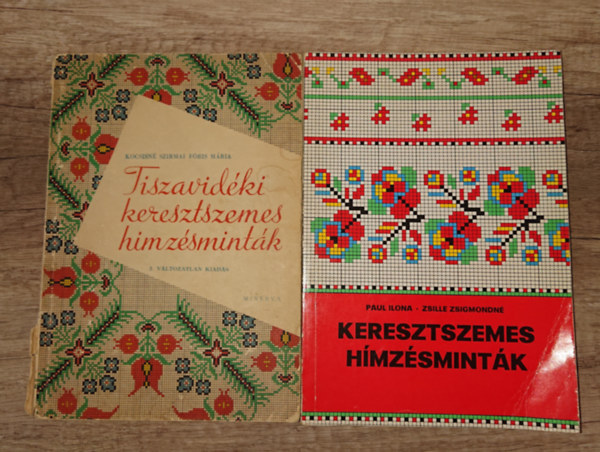 Paul Ilona-Zsille Zsigmondn� Kocsisn� Szirmai F�ris M�ria - 2 kiadv�ny a keresztszemes h�mz�smint�kr�l: Tiszavid�ki kereszztszemes h�mz�smint�k + Keresztszzemes h�mz�smint�k