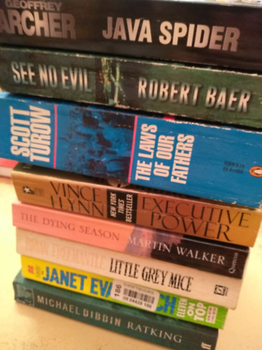 Geoffrey, Robert Baer, Scott Turow, Flynn, Vince, Walker, Martin, Brian Freemantle, Janet Evanovich, Michael Dibdin Archer - 8db angol nyelv krimi: Java Spider, See no Evil, The Laws of our Fathers, Executive Power, The Dying Season, Little Grey Mice, Eleven on Top, Ratking