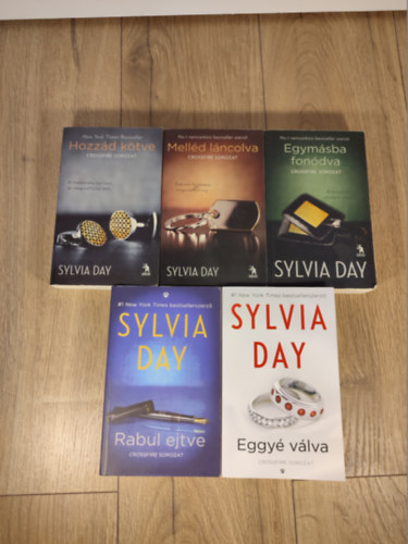 Sylvia Day - Crossfire sorozat 1-5. (Hozz�d k�tve, Mell�d l�ncolva, Egym�sba fon�dva, Rabul ejtve, Eggy� v�lva)