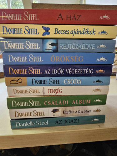 Danielle Steel - 10db Danielle Steel, KNYVMENT AJNLAT: Az igazi, Eljn az a nap, Csaldi album, Fensg, Csoda, Az idk vgezetig, rksg, Rejtzkdve, Becses ajndkok, A hz,