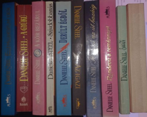 Danielle Steel - Danielle Steel k�nyvcsomag (10 darab) Szerelmes ny�rut�, Az igazi, Hossz� az �t haz�ig, Randev� a rem�nnyel, Saigon, Der�lt �gb�l, Sz�vdobban�s, A gy�r�, A k�r bez�rul, Ellen�llhatatlan er�k
