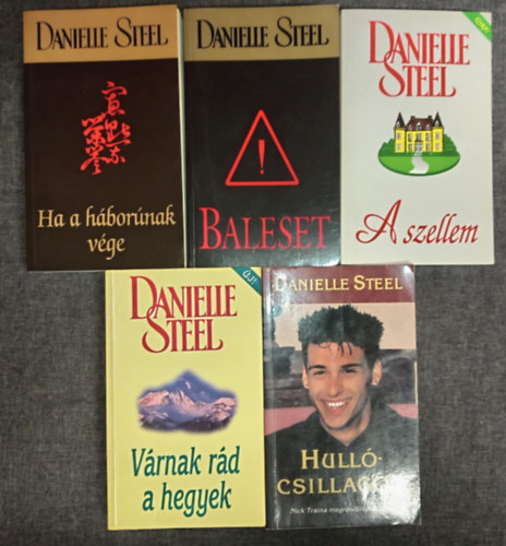 Danielle Steel - (5db) Danielle Steel romantikus k�nyvcsomag: Ha a h�bor�nak v�ge / Baleset / A szellem / V�rnak r�d a hegyek / Hull�csillagom - Nick Traine megrend�t� t�rt�nete