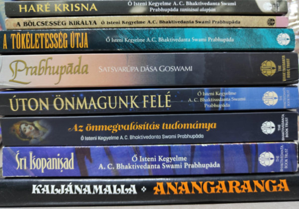 8 db ezotria tmj knyv: / Anangaranga / Sri Isopanisad / Az nmegvalsts tudomnya / ton nmagunk fel / Prabhupda / A tkletessg tja / A blcsessg kirlya / Har Krisna /