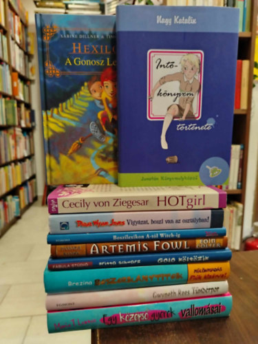 Thomas Brezina, Cecily von Ziegesar, Eoin Colfer, Diana Wynne Jones, Simona Marzorati, Britta Schwarz, Gwyneth Rees, Maria T. Lennon, Dillner, Sabine-Dillner, Timo Nagy Katalin - KÖNYVMENTŐ AJÁNLAT 10 db. Ifjúsági könyvek. A gonosz lehelet+ Intőkönyvem története+ Hot girl+ Vigyázat, boszi van az osztályban+ Boszilexikon A-tól Witch-ig+ Artemis Fowl+ Golo költözik +Boszorkánytitok +Tündérpor +Egy középső g