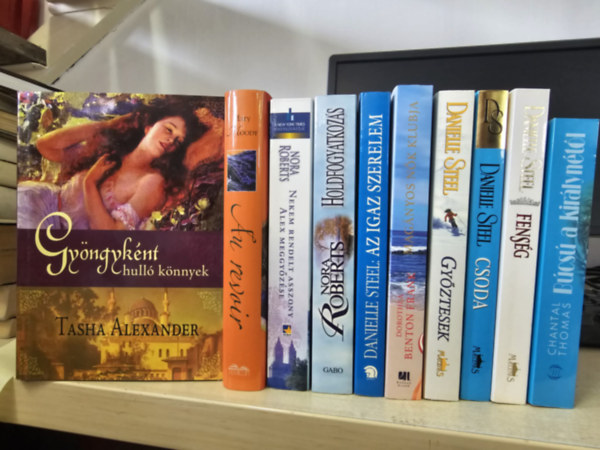 Tasha Alexander, Mary Moody, Nora Roberts, Danielle Steel, Dorothea Benton Frank, Chantal Thomas, k�nyvcsomag - 10db romantika, K�NYVMENT� AJ�NLAT: Gy�ngyk�nt hull� k�nnyek+ Au revoir+ Nekem rendelt asszony- Alex meggy�z�se+ Holdfogyatkoz�s+ Az igazi szerelem+ Gy�ztesek+ Csoda+ Fens�g+ Mag�nyos n�k klubja+ B�cs� a kir�lyn�t�l