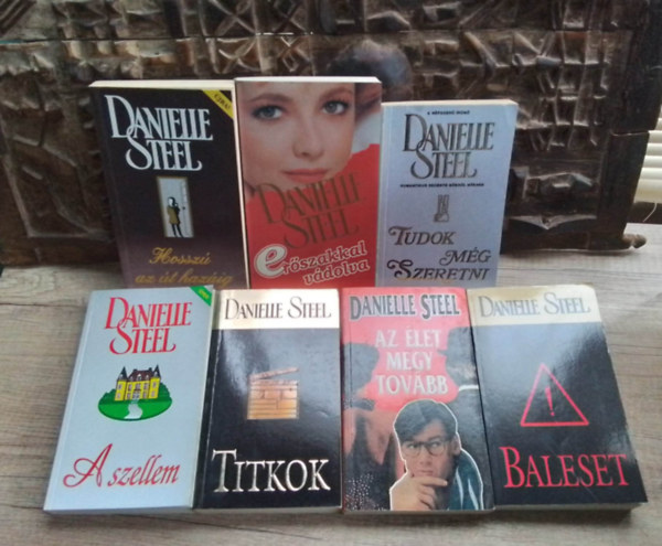 Danielle Steel - Danielle Steel knyvcsomag (7db) A szellem, Hossz az t hazig, Titkok, Erszakkal vdolva, Az let megy tovbb, Tudok mg szeretni, Baleset