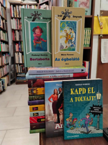 Móra Ferenc, Podonyi Hedvig, Gumpert, Steffen, Thomas Schmid, Annie Pietri, M. G. Leonard, Jean Webster, Tormod Haugen, Marion Van De Coolwijk, Thomas Brezina, Molnár Csaba, Christin Philip Pullman - KÖNYVMENTŐ AJÁNLAT, 15 db. Ifjúsági könyvek. Annie+ Kapd el a tolvajt+ Bertaberta+ Az égbelátó+ Jack és a Madárijesztő+ A Zoffke család felpörög+ A Napkirály kémnője+ Bogárkirálynő+ Patty a kollégiumban+ Zeppelin+ Apa kerestetik