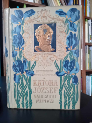 Szerz Csokonai Vitz Mihly Szerkeszt Bnczi Jzsef Grafikus Mrk Lajos - Csokonai Vitz Mihly vlogatott munki     - Aranyozott, sznezett kiadi egsz vszonkts, Magyar mvszek fekete-fehr rajzaival illusztrlva. Nyomatott Wodianer F. s Fiainl, Budapest. Sajt kppel.