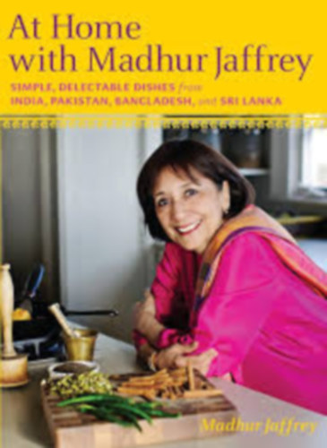 Madhur Jaffrey - At Home with Madhur Jaffrey: Simple, Delectable Dishes from India, Pakistan,... (�telek Indi�b�l, Pakiszt�nb�l... szak�csk�nyv)