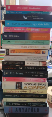 Sophie Kinsella, Amanda Quick, Sandra Brown, E L James, Nicholas Evans, Sophie Jackson, J. Sterling, A.L: Jackson, Katie Ashley, William Nicholson, Candace Bushnell, Fej�s �va, Hana A T�bb szerz� - 20db romantika K�NYVMENT� AJ�NLAT: A hib�tlan j�t�k+ Elveszn�k benned+ Az aj�nlat+ Egy l�p�s fel�d+ Anyaf�ld+ Szex �s New York+ Mire �jf�lt �t az �ra+ Bangkok, tranzit+ A csapda+ A sz�rke �tven �rnyalata+ A nap�ra hangja+ Hercega