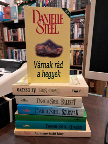 Danielle Steel - 7 db-os Danielle Steel KÖNYVMENTŐ AJÁNLAT: Szárnyak, Egy tökéletes idegen, Várnak rád a hegyek, Az esküvő, Utazás, Az aranyhajú lány, Baleset