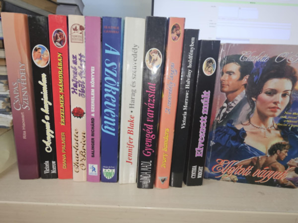 Victoria Morrow, Diana Palmer, Charlotte O'Brien, Salinger Rich�rd, Heather Graham, Jennifer Blake, Linda Madl, Ivory Sanders, Cynthia Wright Rita Haowart - 12db romantika, K�NYVMENT� AJ�NLAT: Csap�s �s szenved�ly+ Angyal a karjaimban+ �rzelmek m�mor�ban+ Hajnal az �b�l felett+ A szerelem k�nyvei+ A sz�kev�ny+ Harag �s szenved�ly+ Gyeng�d var�zslat+ A szenved�ly l�ngjai+ Halv�ny hold