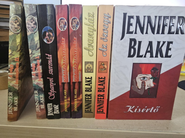 Jennifer Blake - 6db Jennifer Blake, K�NYVMENT� AJ�NLAT: A v�gy fogs�g�ban I-II+ Spanyol szeren�d+ Kir�lyi szenved�ly I-II+ Aranyl�z+ Az �zvegy+ K�s�rt�