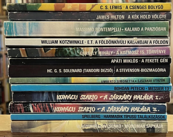 Steven Spielberg, Komacu Szakjo, Bohdan Petecki, Umberto Simonetta, HC. G. S. Solenard , Apáti Miklós, William Kotzwinkle, Massimo Bontempelli, James Hilton, C. Vlagyimir Szavcsenko (Tandori Dezső) - 13 db Kozmosz kötet: Monomah sapkája, Harmadik tipusú találkozások, A sárkány halála I-II., Messier 13, Éjszakai utazók, A Stevenson-biozmagória, A fekete gén, E.T. a földönkívüli kalandjai a földön, Kaland a panzióban, A kék hold