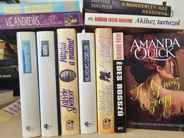 Barbara Taylor Bradford, Judith Krantz, V. C. Andrews, Amanda Quick, Nora Roberts, Katherine Stone, LaVyrle Spencer, Emily Carmichael Daphne Du Maurier - 11db romantikus k�tet, K�NYVMENT� AJ�NLAT: A Manderley-h�z asszonya, Akihez tartozol, Daisy hercegn�, �des Audrin�m, A gonosz �zvegy, �des bossz�, Mag�nyos sz�v, Ikrek, F�tylat a m�ltra, Rejt�lyes szerelem, A sz�ke indi�n