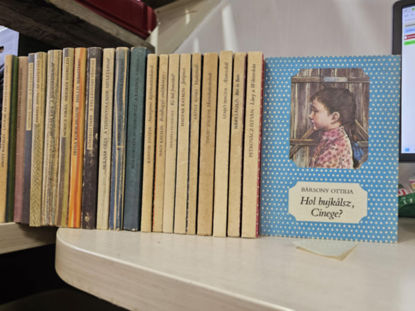 Petrovácz István, Hárs LÁszló, Szabó Magda, Thury Zsuzsa, Bálint Ágnes, Magyar Katalin, Hermína Franková, Nagy Katalin, Kántor Zsuzsa, Malgorzata Musierowicz, Iva Hercíko Bársony Ottilia - 21db pöttyös és csíkos könyv, KÖNYVMENTŐ AJÁNLAT: Hol bujkálsz Cinege?+ Lány a Wiktorskán+ Biri és Bori+ Álarcosbál+ Mostohatestvérek+ Madárfürdő+ Jeripusz+ Ki tud franciául?+ Rendhagyó emlékkönyv+ Anonymus diplomatatáskával+