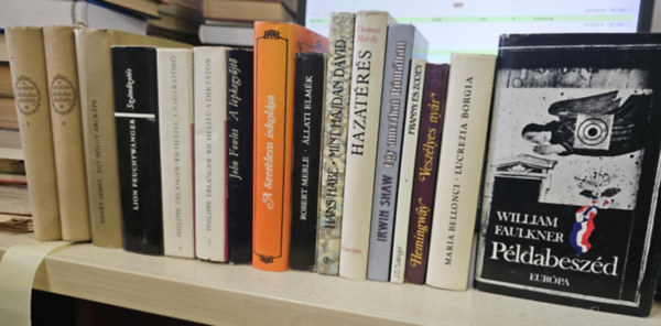 Henry James, Philippe Erlanger, Lion Feuchtwagner, Fritz dr. Kahn, John Fowles, Thomas Hardy, Hans Habe, Robert Merle, Maria Bellonci, Ernest Hemingway, J. D. Salinger, Irwin Shaw, Wi Charles Dickens - 14db vil�girodalmi m�, K�NYVMENT� AJ�NLAT: Nicholas Nickleby I-II+ Egy h�lgy arck�pe+ Richelieu I-II+ Sz�m�zet�s+ A szerelem iskol�ja+ A lepkegy�jt�+ Hazat�r�s+ Mint hajdan D�vid+ �llati elm�k+ Lucrezia Borgia+ Vesz�lyes ny�r+ Fra