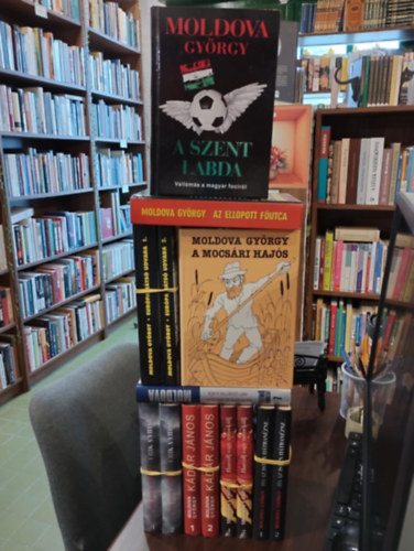 Moldova Gy�rgy - Moldova Gy�rgy irodalmi k�nyvcsomag 9 darabos K�NYVMENT� AJ�NLAT: Aki �tl�pte az �rny�k�t... - Akit szerettek a n�k , Ha az Isten h�tran�zne... I-II., Harcolj vagy menek�lj! Riport �s dokumentumok a t�zolt�kr�l I-II., K�d�r J�nos