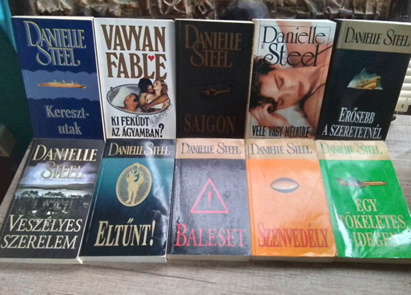 Danielle Steel - Danielle Steel knyvcsomag (10db) Ersebb a szeretetnl, vele vagy nlkle, Saigon, Keresztutak, Ki fekdt az gyamban?, Egy tkletes idegen, Szenvedly, Baleset, Eltnt!, Veszlyes szerelem