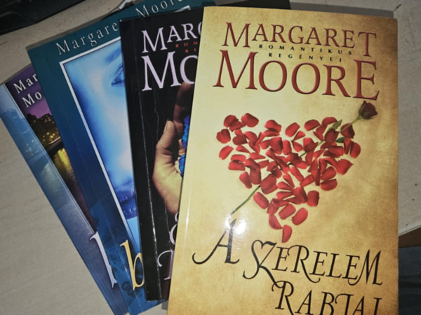 Margaret Moore - 4db Margaret Moore k�tet, K�NYVMENT� AJ�NLAT: B�zz bennem+ A p�nz b�v�let�ben+ �rzelmek fogs�g�ban+ A szerelem rabjai