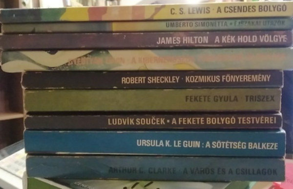 Umberto Simonetta, James Hilton, Gyerty�n Ervin, R. Sheckley, Fekete Gyula, Ludv�k Soucek, Ursula K. Le Guin, A. C. Clarke C. S. Lewis - 9 db-os K�NYVMENT� AJ�NLAT, fantasztikus �s sci-fi: A v�ros �s a csillagok+ A s�t�ts�g balkeze+ A fekete bolyg� testv�rei+ Triszex+ Kozmikus f�nyerem�ny+ A Kiberneroszok t�nd�kl�se �s buk�sa+ A K�k Hold v�lgye+ �jszakai utaz�k+