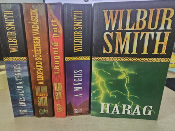 Wilbur Smith - 5db Wilbur Smith, K�NYVMENT� AJ�NLAT: �hes ak�r a tenger+ A leop�rd s�t�tben vad�szik+ L�ngol� part+ A m�gus+ Harag