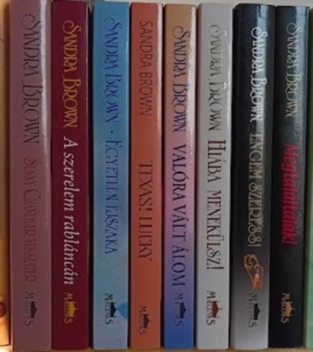 Sandra Brown - 8 db-os romantikus knyvcsomag (Sunny Chandler visszatr / A szerelem rablncn / Egyetlen jszaka / Texas! Lucky / Valra vlt lom / Hiba meneklsz! / Engem szeress! / Megtalllak!)