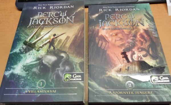 Rick Riordan - Percy Jackson s az Olimposziak I-II.: A villmtolvaj + A szrnyek tengere (2 ktet)