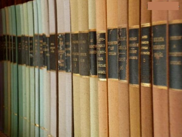 Gorkij, Flaubert, Victor  Hugo, Guy de Maupassant, Thomas Hardy, Aexandre Dumas, Jack London, Émile Zola, H. G: Wells, Dosztojevszkij, Franz Werfel, Kazantzakisz, Balzac, Howard Fas Ernest Hemingway - 15db világirodalom remekei regény: A musza dagh negyven napja I-II., Bovaryné, Kilencvenhárom, Lakoma, A patkányfogó, Spartacus, Az ezeregyéjszaka meséi, Gyermekkorom, Martin Eden, Akinek meg kell halnia, Egy orvos feljegyzései I-IV., A szé
