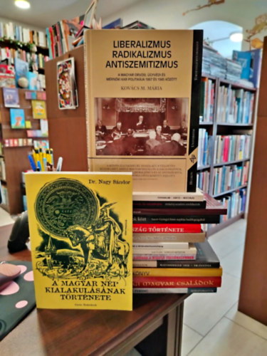 Dr. Nv Bla, Szalay Gyula, Kovcs M. Mria, Dvid Jnos, Gesk Sndor, Schiffer Pl, Nagy kos, Szent-Gyrgyi Imre, Bartha Eszter, Szalai Erzsbet, Bn Attila, Gombr Nagy Sndor - KNYVMENT AJNLAT, 15 DB. Magyar trtnelem. Liberalizmus, radikalizmus, antiszemitizmus+ A magyar np kialakulsnak trtnete+ Forradalom- Sortz- Megtorls+ Mltunk, ha szembejn+ A kor halad, de a vr marad+ Drtok s faktornyok