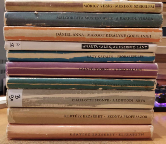 Charlotte Bront�, D�nes Zs�fia, Sz�nt� Gy�rgy, Nagy Katalin, Anauta, D�niel Anna, Malgorzata Musierowicz, M�ricz Vir�g Kert�sz Erzs�bet - 10 db cs�kos l�nyreg�ny: Elizabeth; Szonya professzor; A lowoodi �rva; Zr�nyi Ilona; A boszork�ny; Pr�barep�l�s; Alea, az eszkim� l�ny; Margot kir�lyn� gobelinjei; A karfiol vir�ga; Mexik�i szerelem
