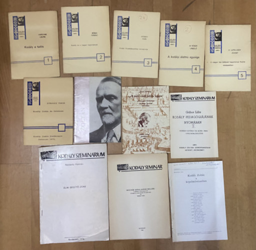 Ittzés Mihály, Gábor Lilla, Straky Tibor, dr. Ujfalussy József, Vitányi Iván, Bónis Ferenc, Vargyas Lajos Nádasdy Kálmán - Kodály Zoltán füzetcsomag - 10 db + 2 db angol nyelvű - Élni segítő zene, Molnár Anna, Kodály Zoltán a képzőművészetben, Zoltán Kodály eighty years old, A múlt csak példa legyen, Kodály pedagógiájának nyomában II., folytatás