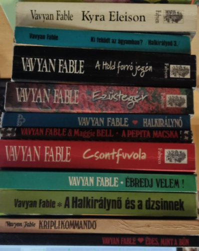 Vavyan Fable - Vavyan Fable csomag (11 ktet): Kyra Eleison + Ki fekdt az gyamban? + A Hold forr jegn + Ezstegr + Halkirlyn + A pepita macska + Csontfuvola + bredj velem! + A Halkirlyn s a dzsinnek + Kriplikommand + des, mint a bn